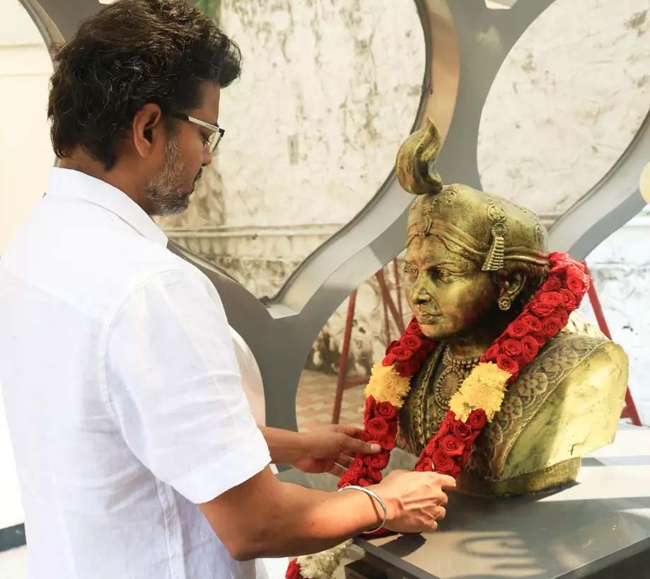 வேலுநாச்சியார் சிலைக்கு  விஜய் மாலை அணிவித்து மரியாதை